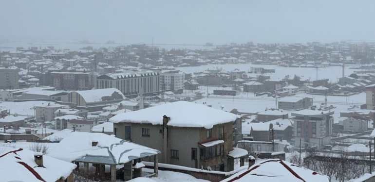 Yüksekova’da uçak seferlerine kar engeli