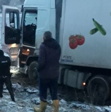 Direksiyon başında kalp krizi geçiren TIR şoförü hayatını kaybetti