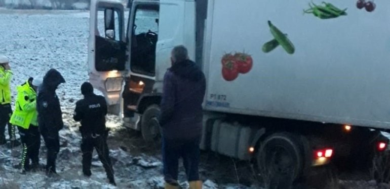 Direksiyon başında kalp krizi geçiren TIR şoförü hayatını kaybetti