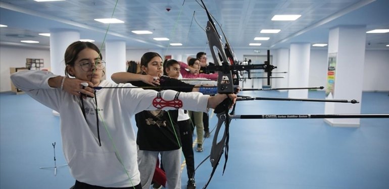 Elazığ’da sporcular Mete Gazoz gibi şampiyon olmanın hedefiyle yay çekiyor