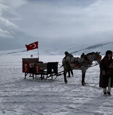 Yüzeyinin büyük bölümü donan Çıldır Gölü’nde hafta sonu yoğunluğu