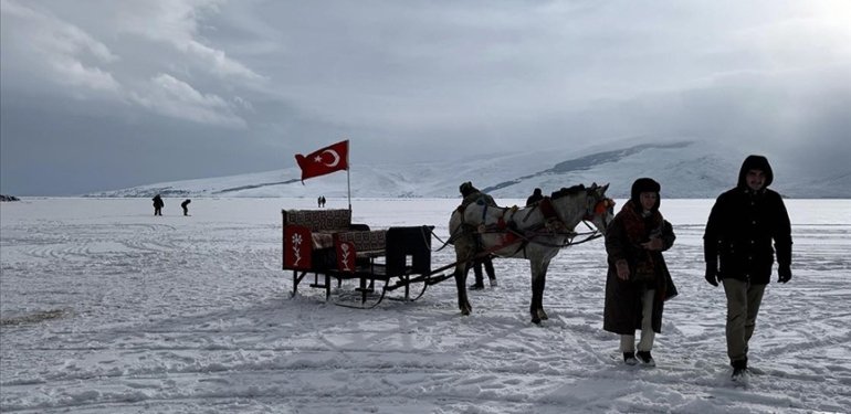 Yüzeyinin büyük bölümü donan Çıldır Gölü’nde hafta sonu yoğunluğu