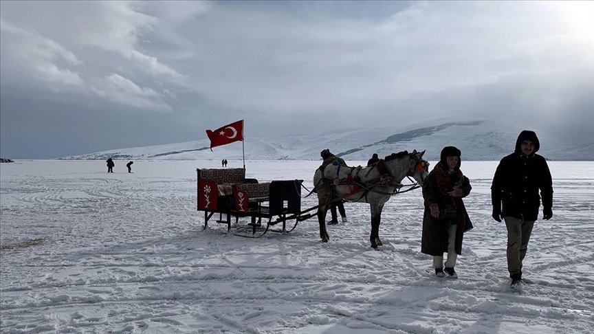 Yüzeyinin büyük bölümü donan Çıldır Gölü’nde hafta sonu yoğunluğu