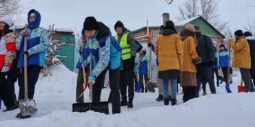 Kazakistan’da genç gönüllüler, kimsesiz yaşlıların evlerinin etrafındaki karları temizliyor