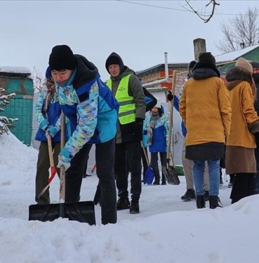 Kazakistan’da genç gönüllüler, kimsesiz yaşlıların evlerinin etrafındaki karları temizliyor
