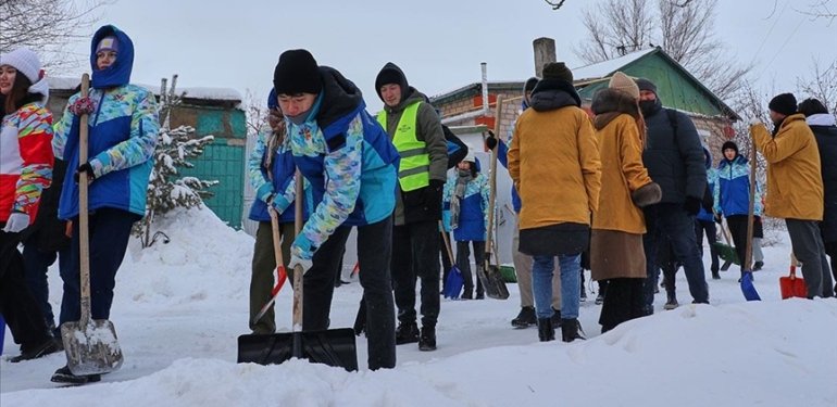 Kazakistan’da genç gönüllüler, kimsesiz yaşlıların evlerinin etrafındaki karları temizliyor