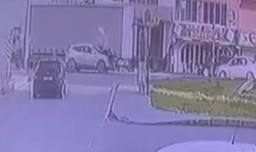 Yaya geçidinden geçen kadına otomobil çarptı: 1 ağır yaralı