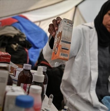Gazzeli kadın doktor, İsrail’in yerinden ettiği Filistinlileri kurduğu “klinik çadır”da tedavi ediyor