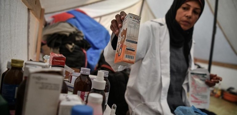 Gazzeli kadın doktor, İsrail’in yerinden ettiği Filistinlileri kurduğu “klinik çadır”da tedavi ediyor