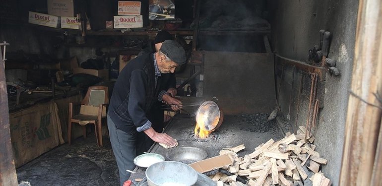 Tokatlı 80 yaşındaki kalay ustası, mesleğini 70 yıldır sürdürüyor