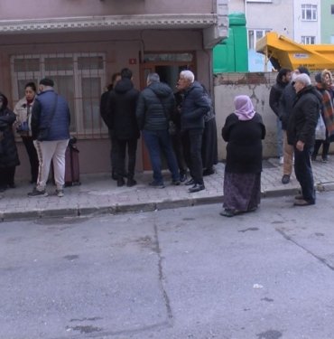 Esenler’de hafriyat kamyonu duvara çarptı: Apartman boşaltıldı