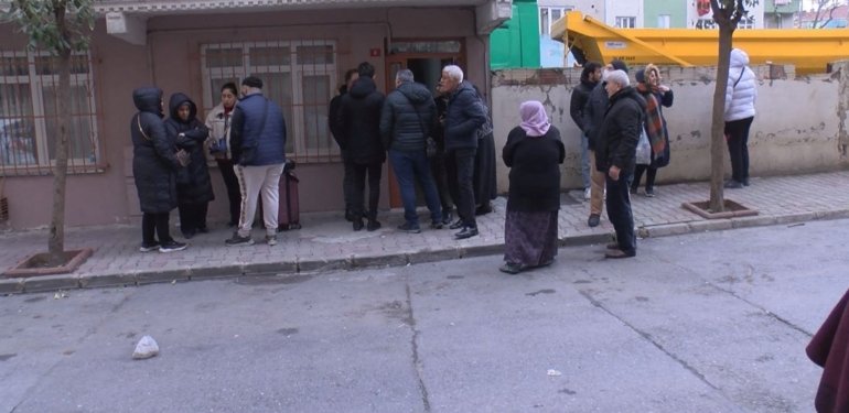 Esenler’de hafriyat kamyonu duvara çarptı: Apartman boşaltıldı