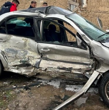 Sivas’ta minibüs ile otomobil çarpıştı: 5 yaralı