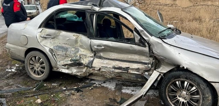 Sivas’ta minibüs ile otomobil çarpıştı: 5 yaralı