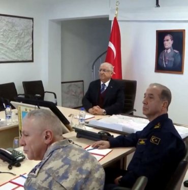 Bakan Güler ve komutanlar sınırda