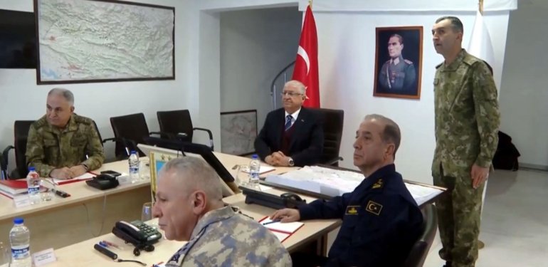 Bakan Güler ve komutanlar sınırda
