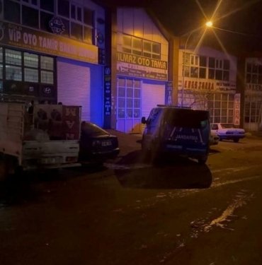 Oto sanayide esnaf ile müşteriler arasında silahlı kavga: 3 yaralı