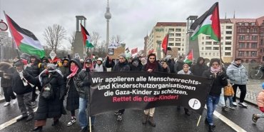 Berlin’de “Savaşı ve saldırganlığı durdurun” sloganıyla Filistin’e destek gösterisi yapıldı