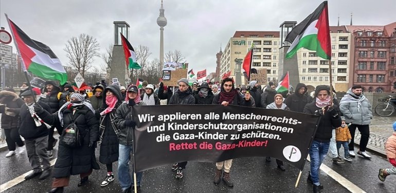 Berlin’de “Savaşı ve saldırganlığı durdurun” sloganıyla Filistin’e destek gösterisi yapıldı