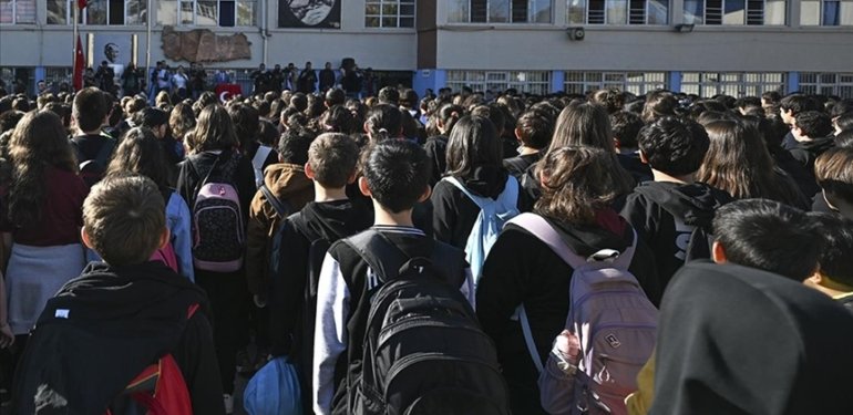 Pazartesi günü tüm okullarda şehitler için saygı duruşunda bulunulacak