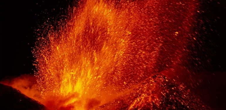 Japonya’nın Suwanose Adası’ndaki Otake Yanardağı’nda patlama