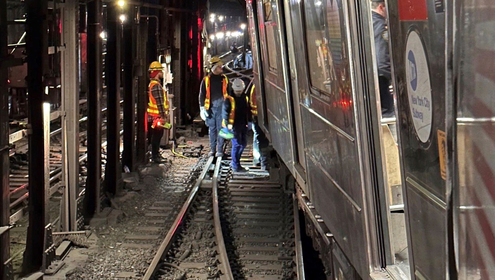 New York'ta metro trenleri çarpıştı: 24 yaralı