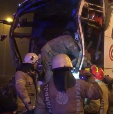 İstanbul’da yolcu otobüsü TIR’a çarptı: 1’i ağır 19 yaralı