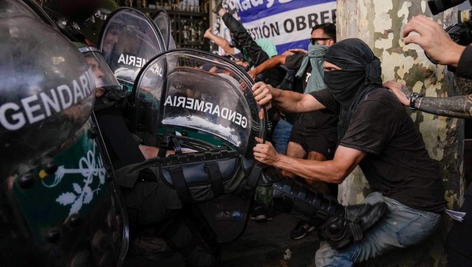 Arjantin'de işçiler ekonomi politikalarına karşı yeniden sokakta 5 Arjantin’de işçiler ekonomi politikalarına karşı yeniden sokakta