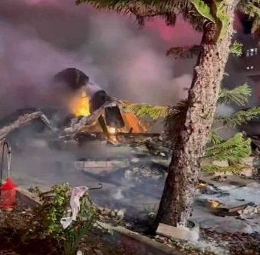 Florida’da küçük uçak evin üzerine düştü