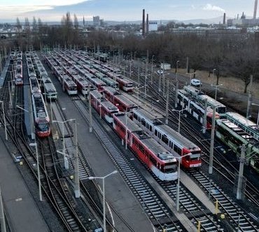 Almanya’da 90 bin toplu taşıma işçisi yaşamı durdurdu