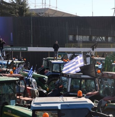 Yunanistan’da çiftçiler traktörleriyle eylem yaptı