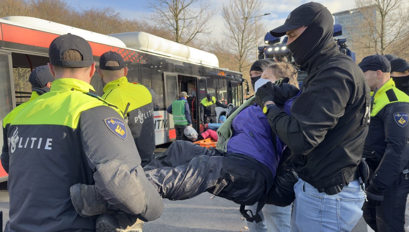 Hollanda’da yol kapatan yüzlerce çevreci aktivist gözaltında