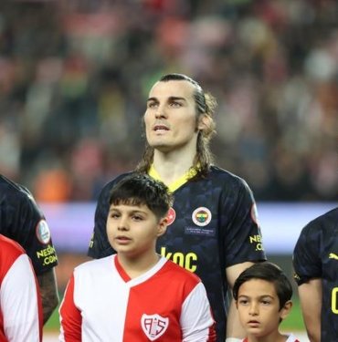 Çağlar Söyüncü Fenerbahçe formasıyla çıktığı ilk maçının ilk dakikalarındaki performansıyla taraftarı adeta çıldırttı! “Başımıza iş açacak”