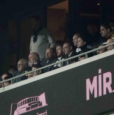 Beşiktaş’ın yeni transferi Joe Worrall, Trabzonspor maçını tribünden takip etti