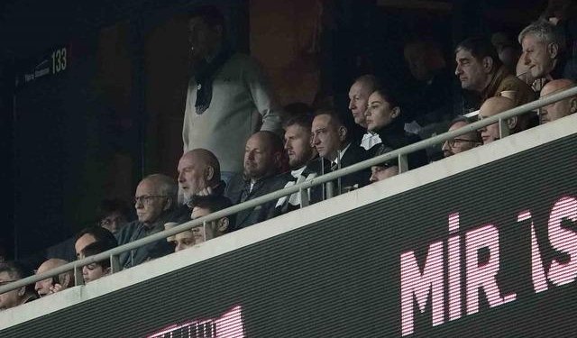 Beşiktaş’ın yeni transferi Joe Worrall, Trabzonspor maçını tribünden takip etti