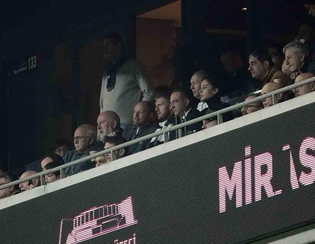 Beşiktaş’ın yeni transferi Joe Worrall, Trabzonspor maçını tribünden takip etti