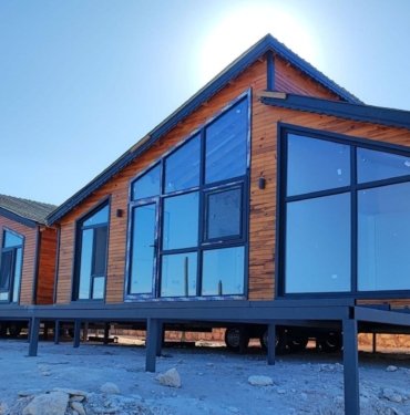Karaburun’da ünlü oyuncuların tiny house’ları kaldırıldı