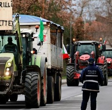 Çiftçiler İtalya’da da traktörleriyle eylemde