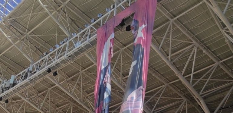 Yeni Malatya Stadyumu’nda yıpranan ve yırtılan Atatürk posterine inceleme