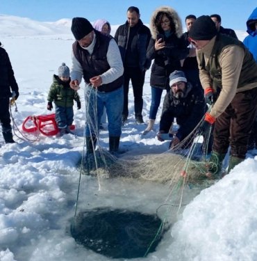 Çıldır Gölünde Eskimo usulü balık avlıyorlar
