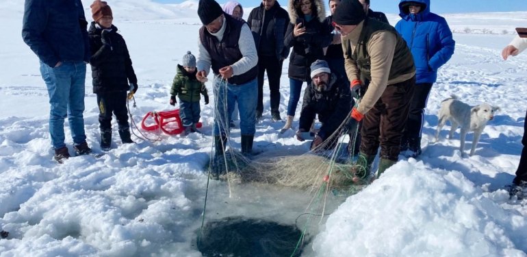 Çıldır Gölünde Eskimo usulü balık avlıyorlar