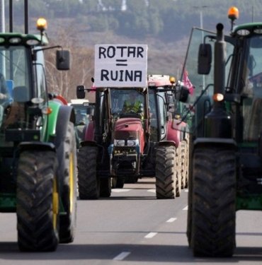Portekizli çiftçilerden İspanya sınırında yol kapatma eylemi