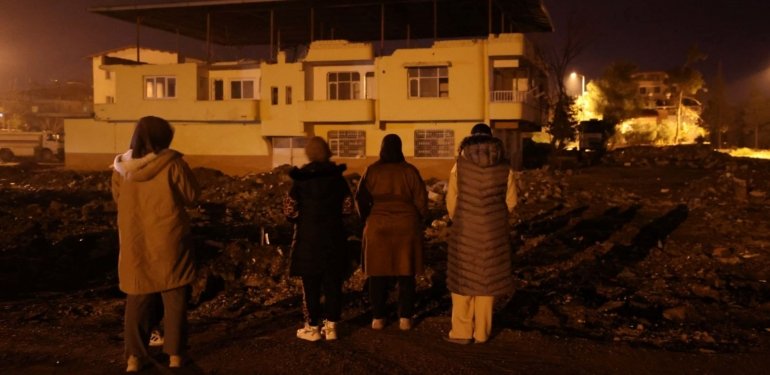 Depremzedeler 6 Şubat’ın yıl dönümünde geceyi sokaklarda geçiriyor