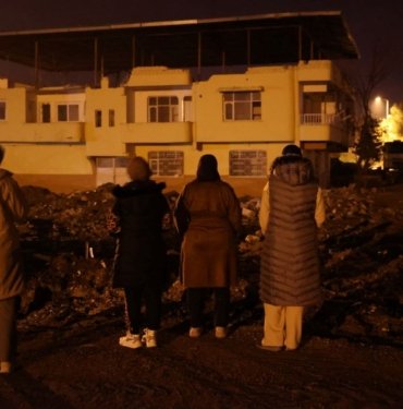 Depremzedeler 6 Şubat’ın yıl dönümünde geceyi sokaklarda geçirdi