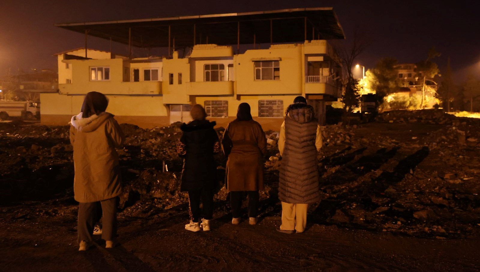 Depremzedeler 6 Şubat’ın yıl dönümünde geceyi sokaklarda geçirdi