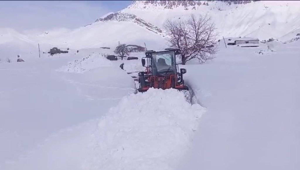 Şırnak’ta 20 yerleşim yerinin yolu kardan kapandı