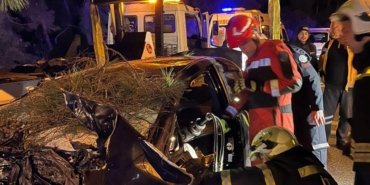 Marmaris’te ağaca çarpan otomobilin sürücüsü hayatını kaybetti