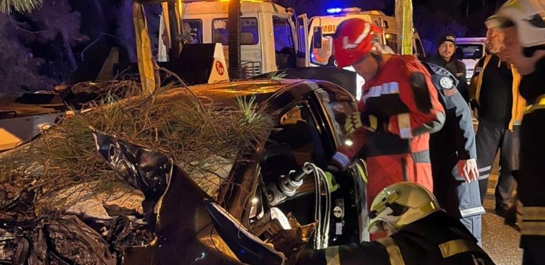 Marmaris’te ağaca çarpan otomobilin sürücüsü hayatını kaybetti