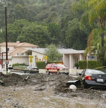 California’da “atmosferik nehir” etkisiyle oluşan yağışlar, sel ve heyelana yol açtı