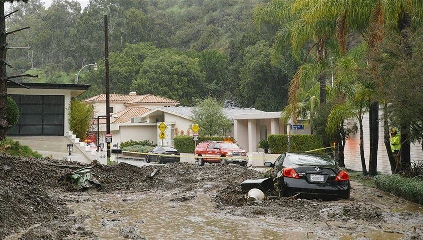 California’da “atmosferik nehir” etkisiyle oluşan yağışlar, sel ve heyelana yol açtı